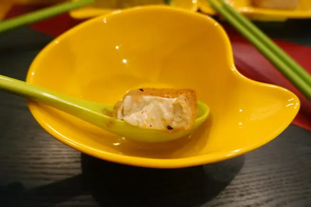 金黃色外層的炸豆腐香酥惹味，鎖住水份，食起來滑溜爆汁！