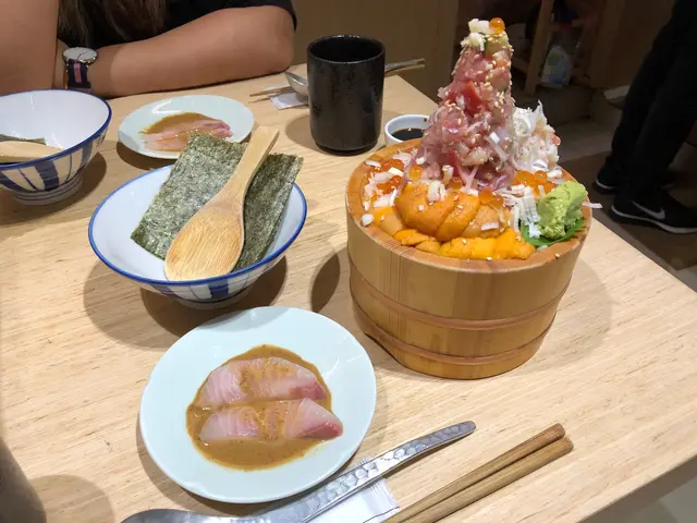 還配上一份 油甘魚配胡麻醬