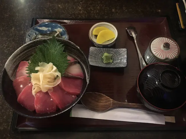 油甘魚&藍鰭吞拿魚二色丼壽司飯定食