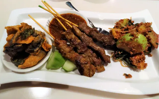 黃金脆魚皮,雞、豬沙爹各兩串,與及星洲蝦羔什菜沙律