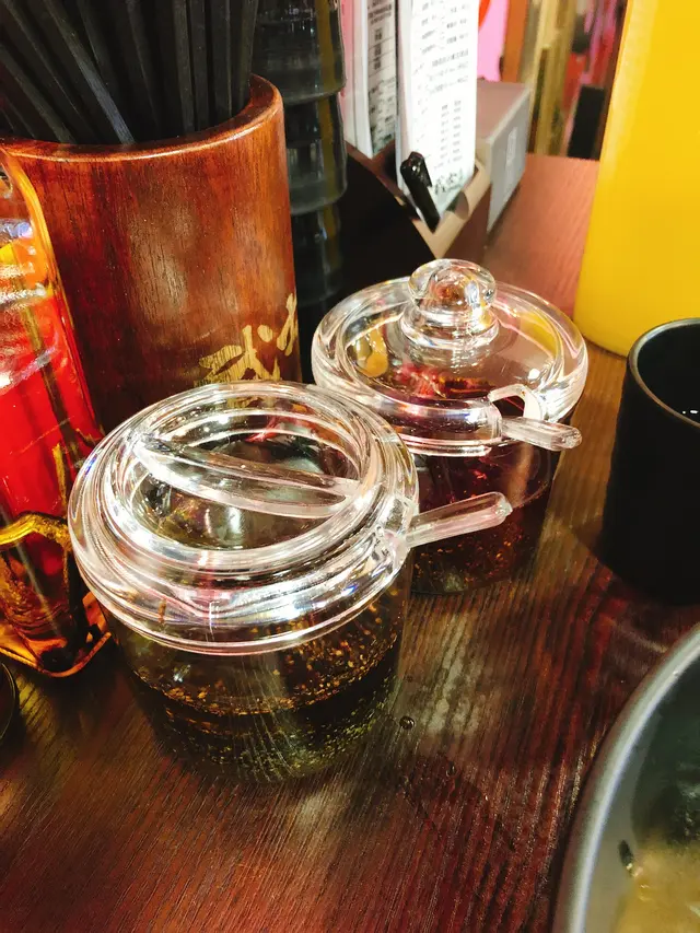 前面係黑蒜油,後面係辣椒油.旁邊有一支裡面有魚乾嘅油.