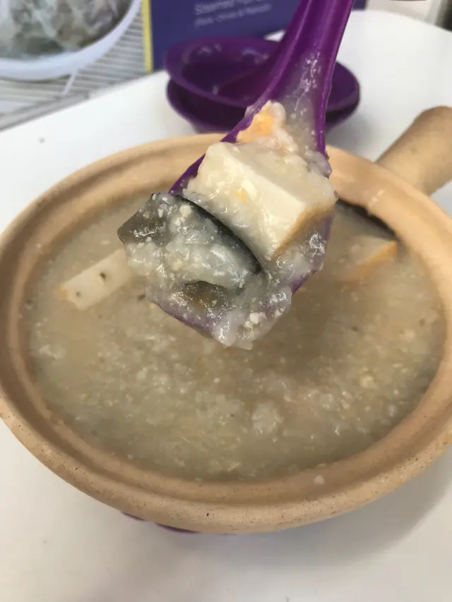 由鹹蛋皮蛋魚蛋頭瑤柱豬骨煲食