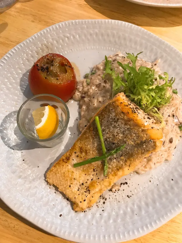 慢煮刺身級挪威三文魚 · 英式碗豆燴飯