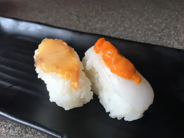 海膽墨魚壽司、赤貝壽司