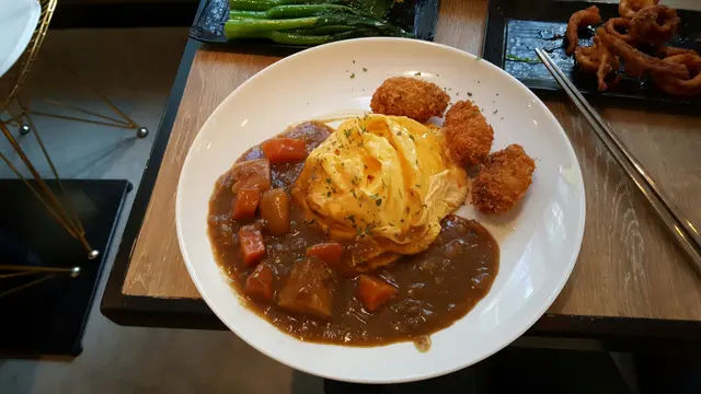 咖哩吉列蠔蛋包飯