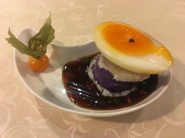 茶燻流心蛋伴黑魚子醬配厚茄子