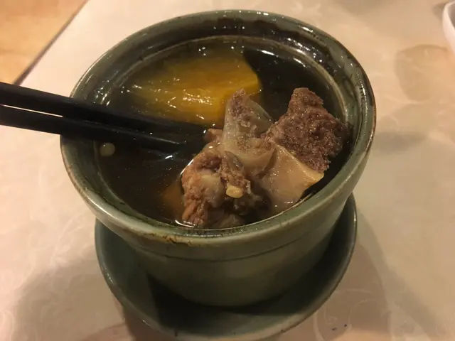 原盅燉哈密瓜螺頭黑毛豚肉湯