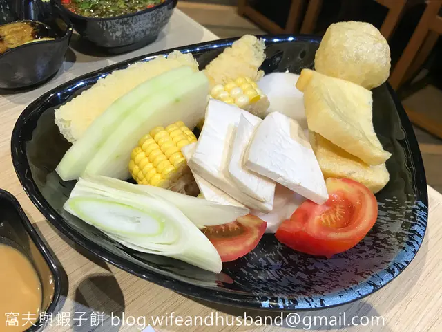 油揚、響鈴、蕃茄、雞髀菇、冬瓜和粟米等