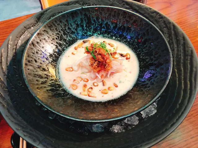 係將生魚片及海鮮用特製醬汁撈住食