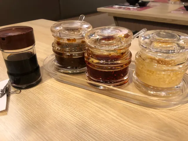 立黏黏嘅調味料樽