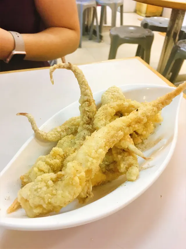 即炸熱辣辣上碟,炸粉皮薄香脆,魷魚鮮嫩多汁最值得推介,必食之選!!!