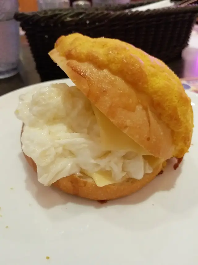 蛋白芝士菠蘿包,椒鹽雞翼西多蜜糖腸,牛河