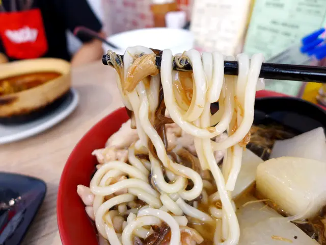 雞絲碗仔翅湯底車仔麵配兩餸