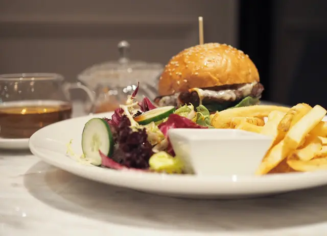 芝士牛肉漢堡配薯條