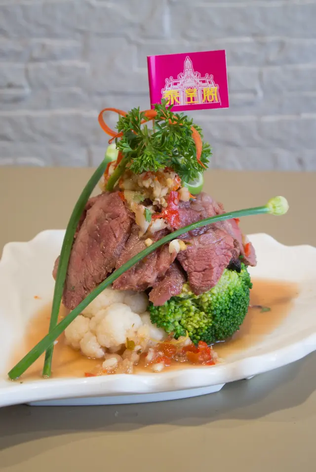 牛味香濃，再配上青檸汁及泰式辣汁。