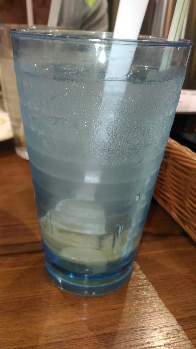 飲品一到發覺顏色比平常的淡...似水的顏色...飲下便知伏....似洗杯咁淡既水,,,,唉,,,,孤寒到咁就咪送餐飲啦....