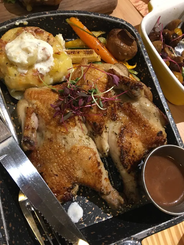 濃濃的雞味，再加上香草的味索矖入去，肉質鮮嫩，火喉剛剛好。