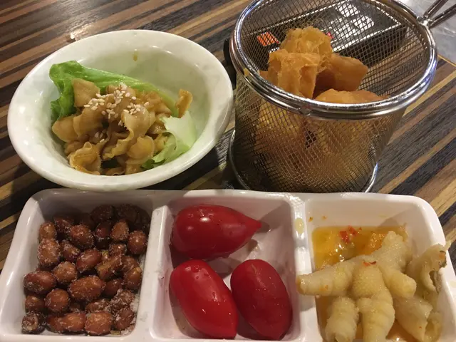 前菜 -凍雞腳;花生;蕃茄仔;鵝腸