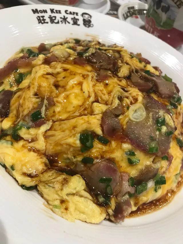 雞蛋炒得又滑又嫩，配上叉燒蔥粒和甜豉油的白飯，每一口都是幸福