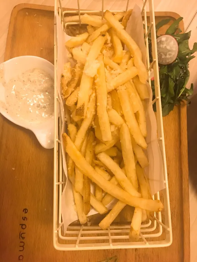 薯條配黑松露醬