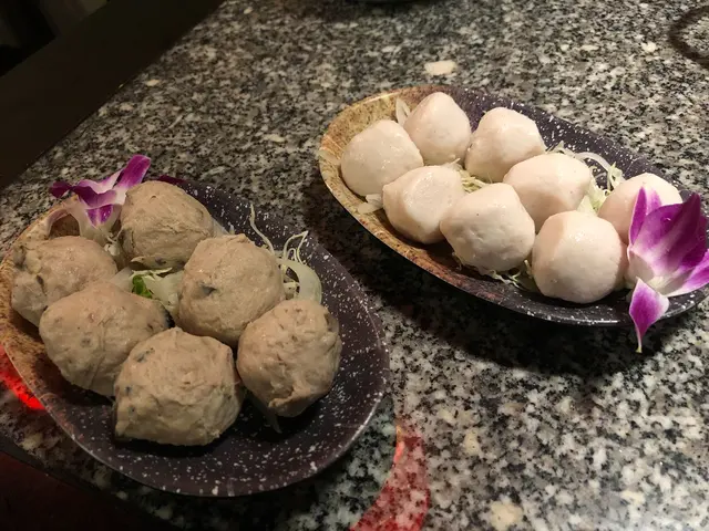 香菇貢丸(左)&潮州白魚蛋(右)