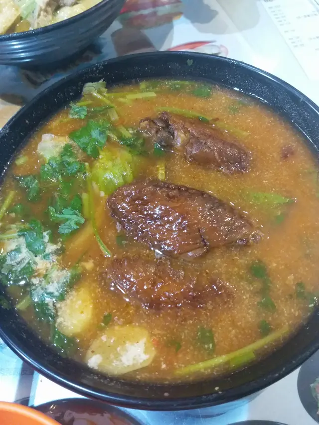 秘製雞翼冬蔭公米線