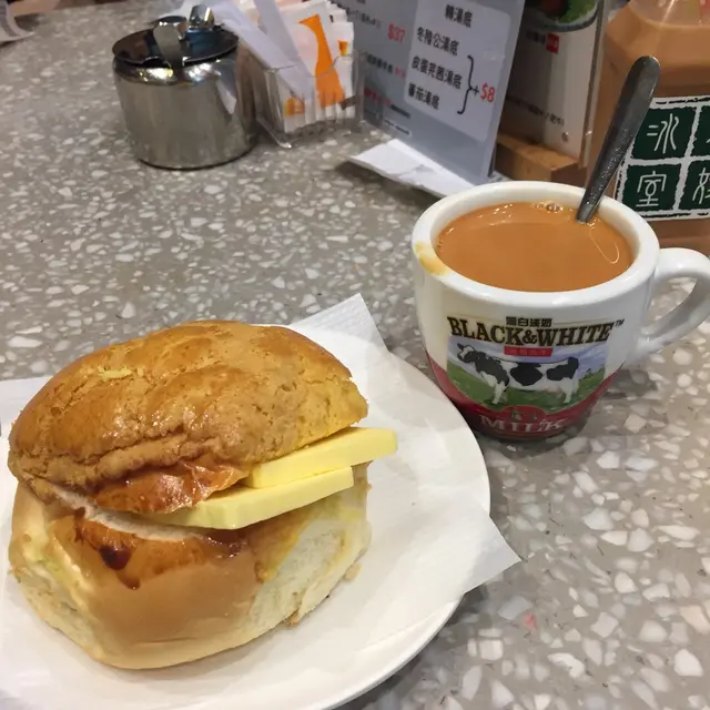 這款沒有夾煎蛋和番茄,純牛油一片,配熱奶茶的話是很好的下午茶選擇