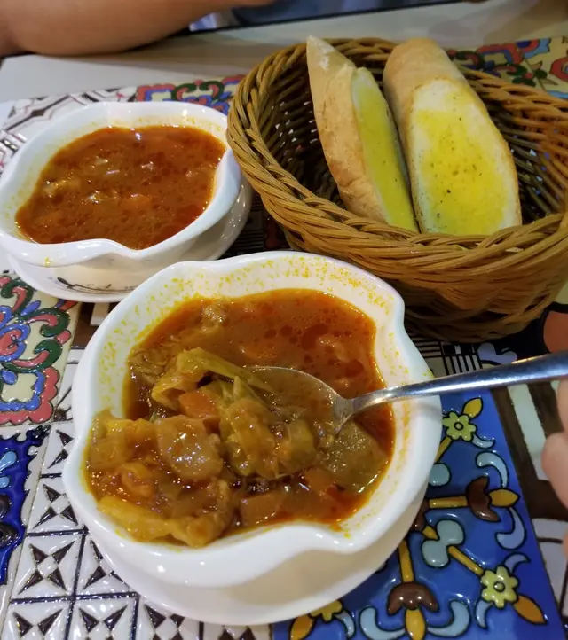 蒜蓉包及是日餐湯（雜菜湯）