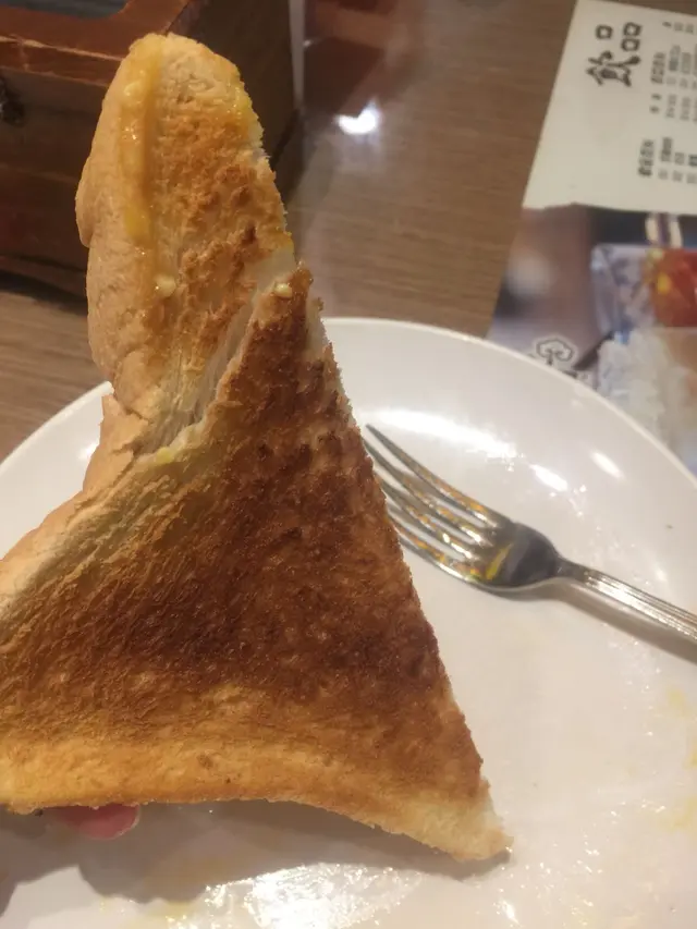 上面窿到黑，下面都一樣，無曬胃口