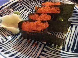 。蟹子军舰，紫菜爽口。