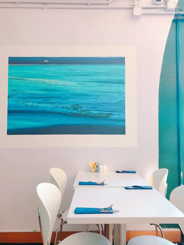 牆上掛滿海洋風嘅畫