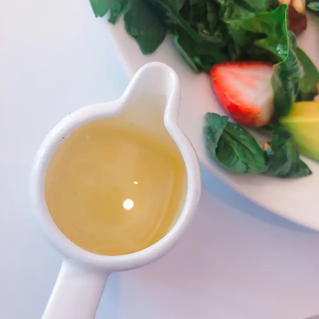 呢個dressing係蜜糖味，配上沙律，味道新鮮而且帶點甜！