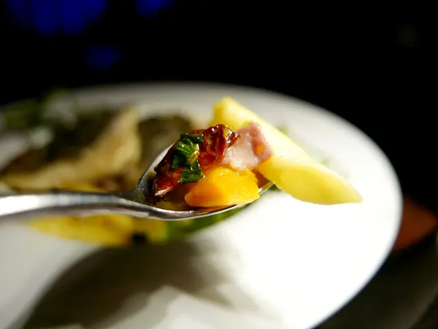 黑松露菌醬烤海鱸魚柳、煙肉、燒南瓜、車厘茄、芥蘭苗、帕馬臣芝士汁捲紙通粉