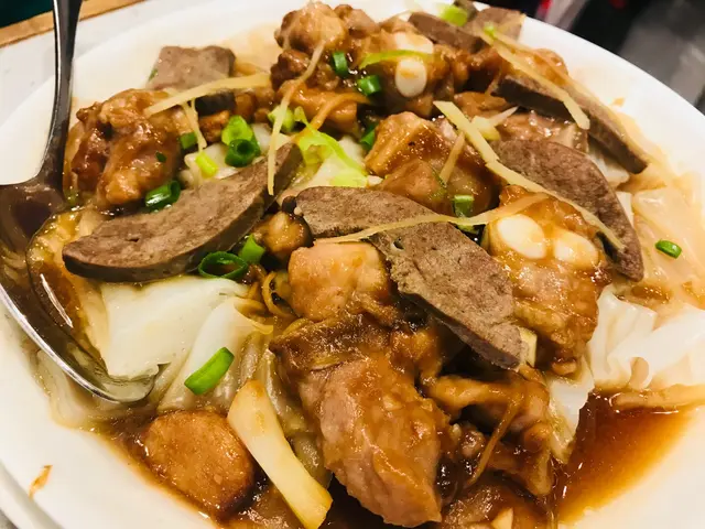 豬潤蒸排骨配陳村粉