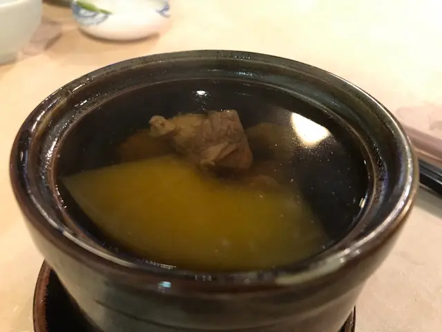 原盅燉哈密瓜螺頭黑毛豚肉湯