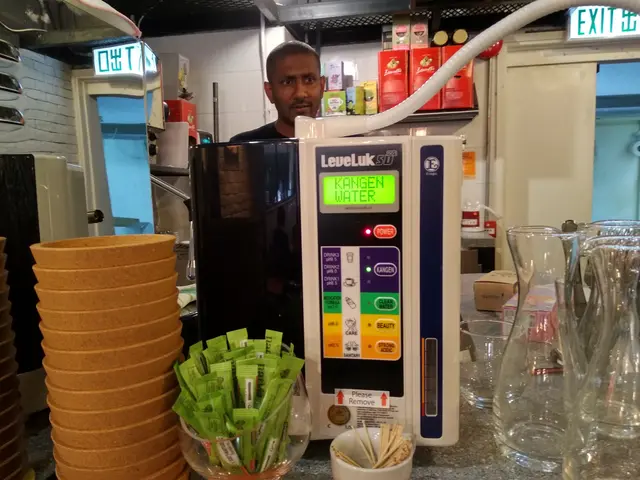 老板娘以能量水招乎客人。與普通水有乜分别？這個是鹼性水，不是酸性水。