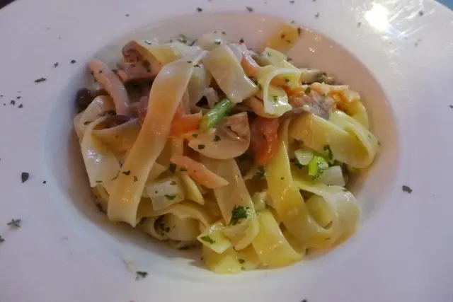 香草忌廉煙三文魚闊麵