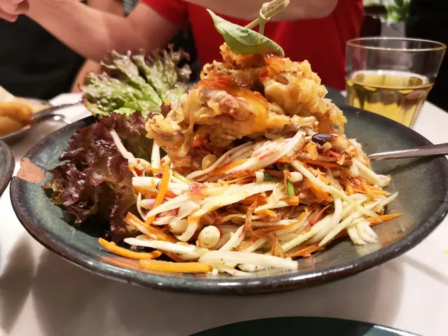 因為怕辣。問可唔可以少辣。回覆唔得。話係調較好。食完終於明白。應該不是自製。係交貨黎。酸味勁重。好似食緊醋蘿蔔。又唔夠爽脆。另外個軟殼蟹。粉醬厚過塊地毯。而且感覺炸定好耐。外皮已經軟淋。凍冰冰！