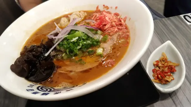 旁邊的辣椒炸蝦皮是用來加入這個麵的。