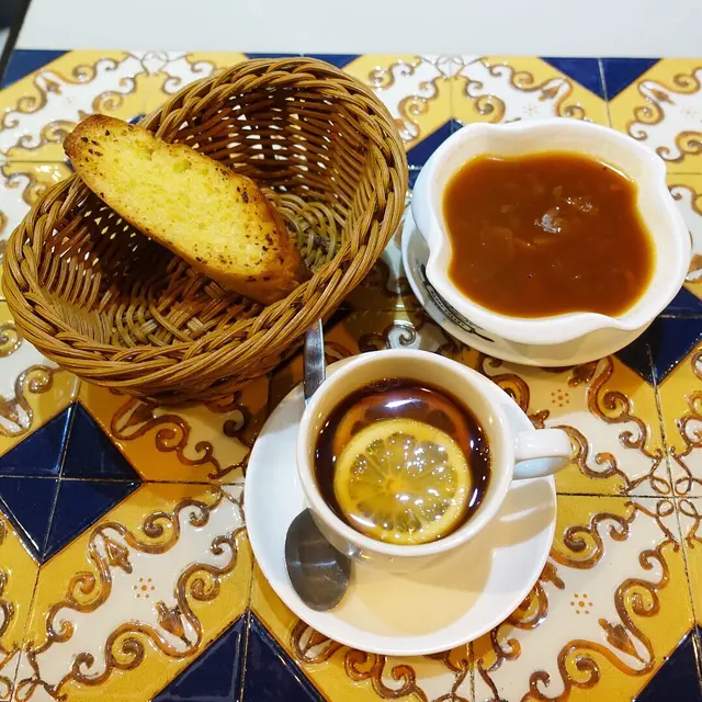 紅湯．蒜容包跟意粉餐