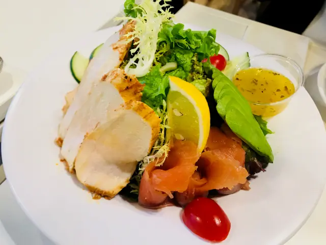 燒雞牛油果煙三文魚沙律