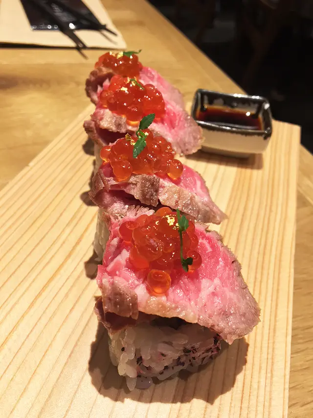 汁燒牛肉三文魚子壽司卷 