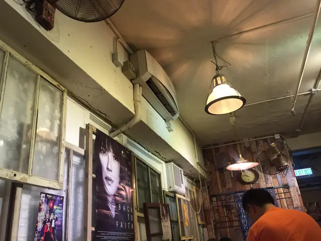 一邊坐,一邊怕有石屎或水滴掉下