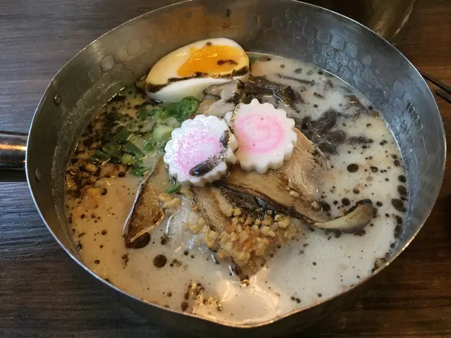 黑蒜炙燒激濃黑豚肉拉麵