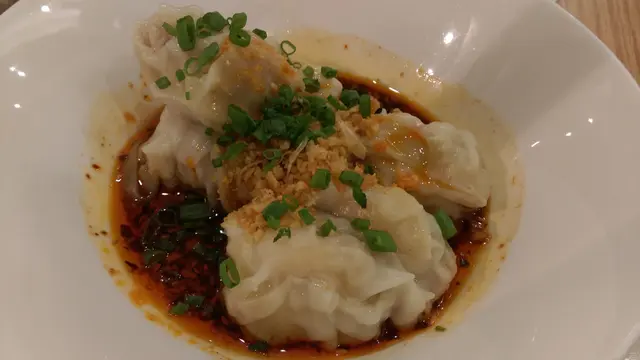 蝦肉紅油抄手