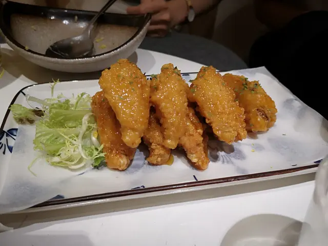 焦糖雞翼好好味，雞翼本身有點辣，不過可以接受。