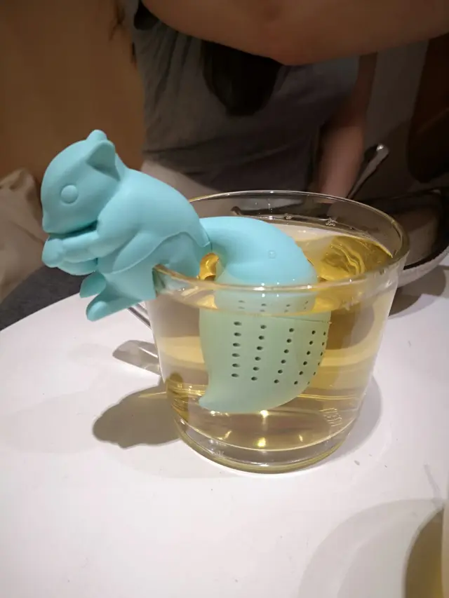 自選沙律餐本來配有精選茶(玄米茶)，可以半價轉其他飲品，其中選了和茗，淡淡茶味味道不錯。