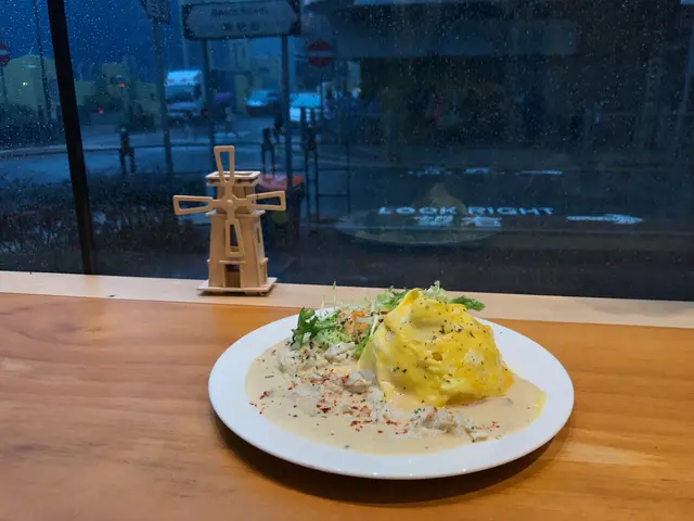煙肉蘑菇蟹肉忌廉汁蛋包飯