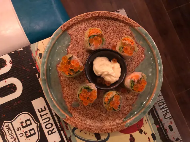 火炙三文魚米紙卷及三文魚籽配荷蘭醬