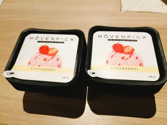 我哋叫咗個士多啤梨雪糕 movenick真係好好味 😋